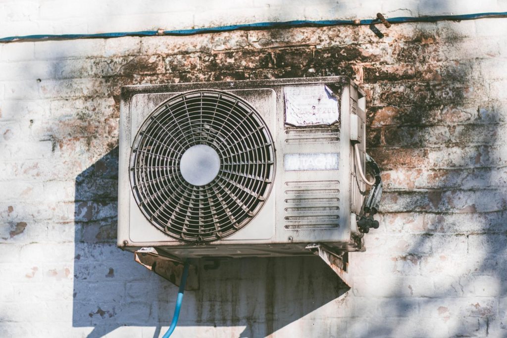 ac-blowing-warm-air-in-house-8-possible-reasons-solutions